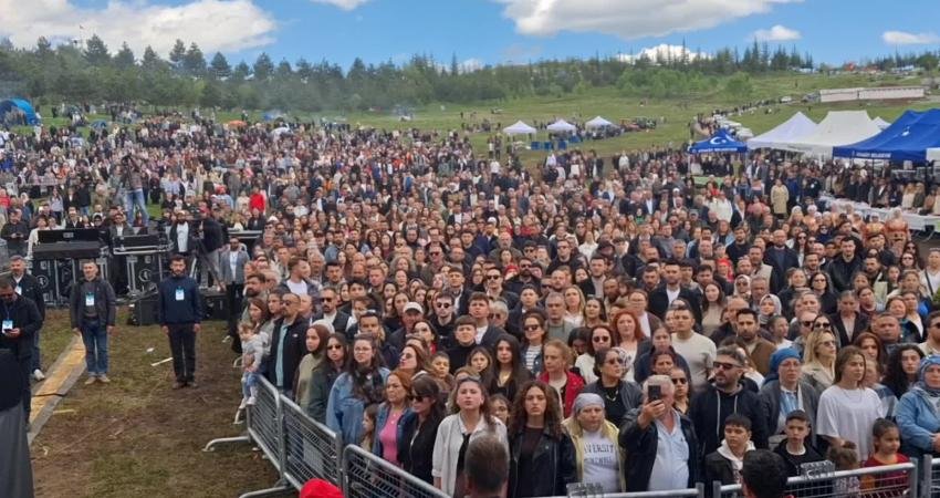 Haluk Levent rahatsızlığına rağmen Ataköy yaylasında sahneye çıktı Tokat’ın Almus ilçesine bağlı Ataköy beldesinde geleneksel hale gelen Hıdırellez