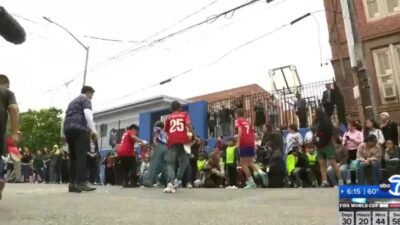 New York’ta düzenlenen sokak futbolu etkinliğine katılan Chobani kurucusu Hamdi