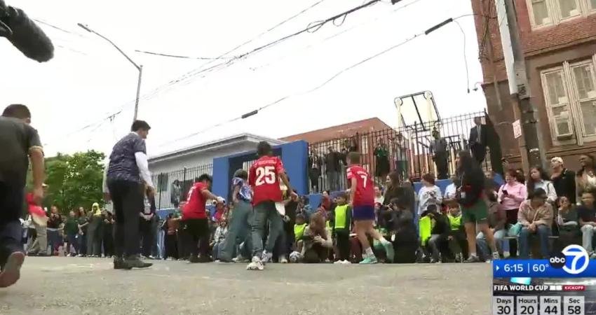 New York’ta düzenlenen sokak futbolu etkinliğine katılan Chobani kurucusu Hamdi