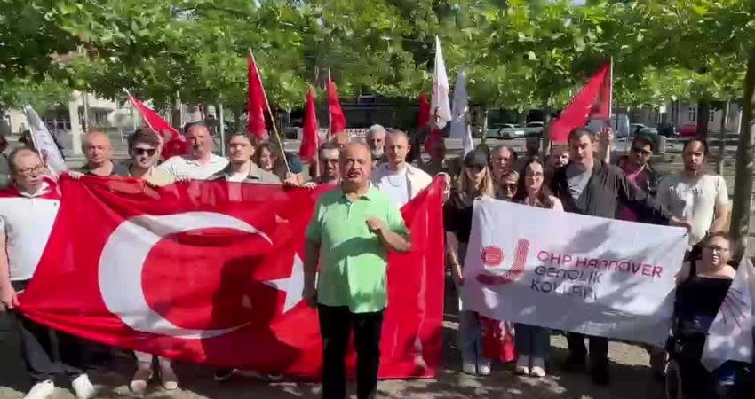Hannover’de CHP’li gençlerden “Geri Adım Yok” buluşması Almanya’nın Hannover kentinde CHP’li gençler, “Geri Adım Yok Mücadeleye Devam”