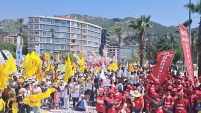 Hatay’da işçi ve meslek örgütlerinin katılımıyla düzenlenen 1 Mayıs yürüyüşünde,