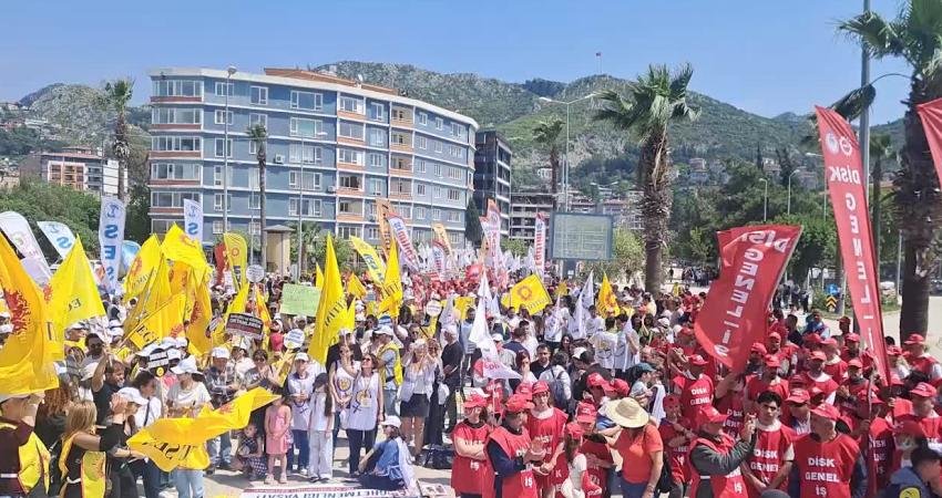Hatay’da işçi ve meslek örgütlerinin katılımıyla düzenlenen 1 Mayıs yürüyüşünde,