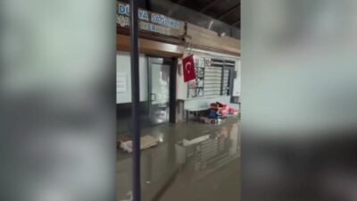 Hatay’ın Antakya ve Defne ilçelerinde etkili olan şiddetli sağanak nedeniyle