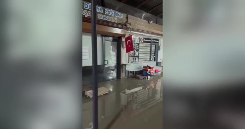 Hatay’ın Antakya ve Defne ilçelerinde etkili olan şiddetli sağanak nedeniyle