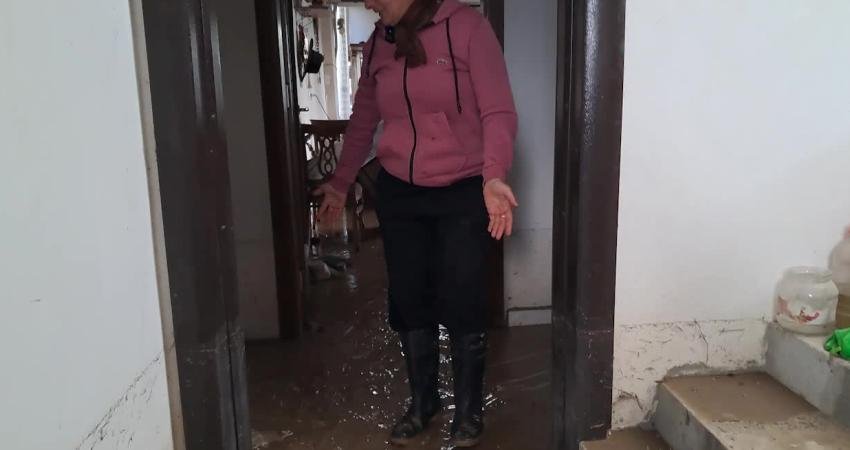 Hatay’da beş kişinin yaşamını yitirdiği sel felaketinin ardından onlarca aile