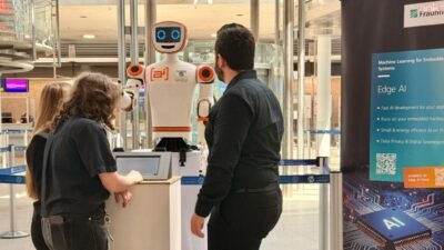 Almanya’da geliştirilen yapay zekâ destekli insansı robotlar, havalimanlarında yolculara çok