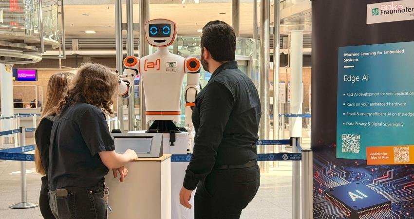 Almanya’da geliştirilen yapay zekâ destekli insansı robotlar, havalimanlarında yolculara çok