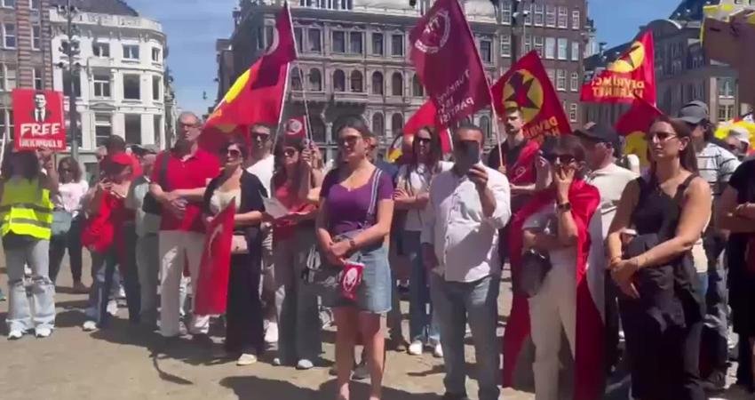 Hollanda’da CHP Kurultayı’nın iptaline karşı protesto CHP Hollanda Birliği ve Gençlik Kolları, Amsterdam Dam Meydanı’nda düzenledikleri