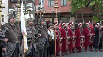 İstanbul’un fethinin 573. yılı kutlamalarında vatandaşlar ve partililerle Edirnekapı’dan Saraçhane'ye