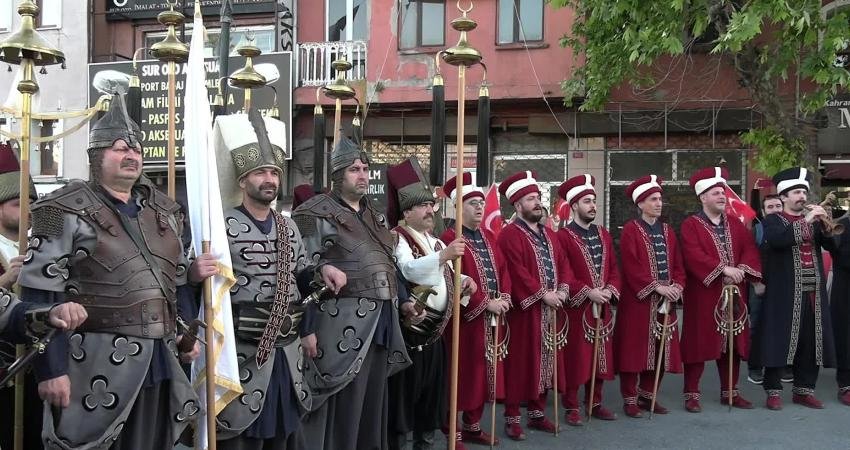 İstanbul’un fethinin 573. yılı kutlamalarında vatandaşlar ve partililerle Edirnekapı’dan Saraçhane'ye