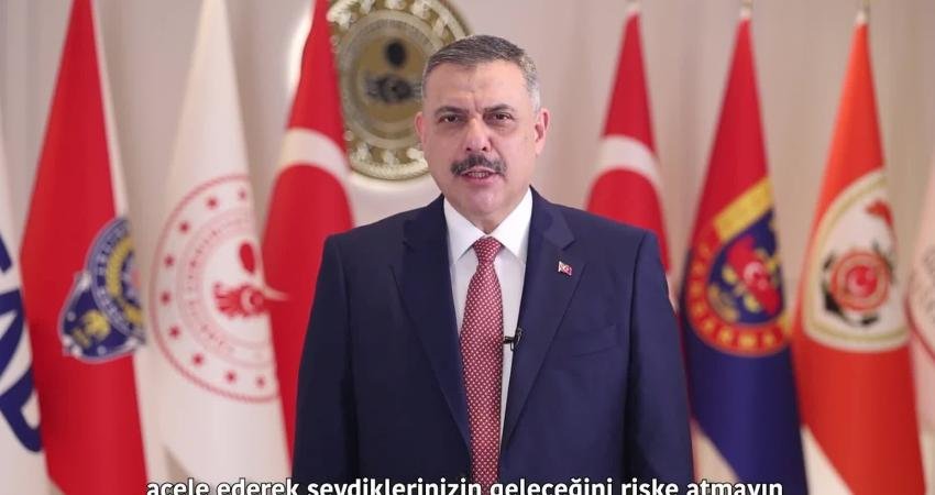 İçişleri Bakanı Çiftçi’den yurttaşlara videolu mesaj: “Hız sınırlarına mutlaka uyun, acele ederek sevdiklerinizin geleceğini riske atmayın” İçişleri Bakanı Mustafa Çiftçi yayınladığı videolu mesajla trafik kurallarına uyulması