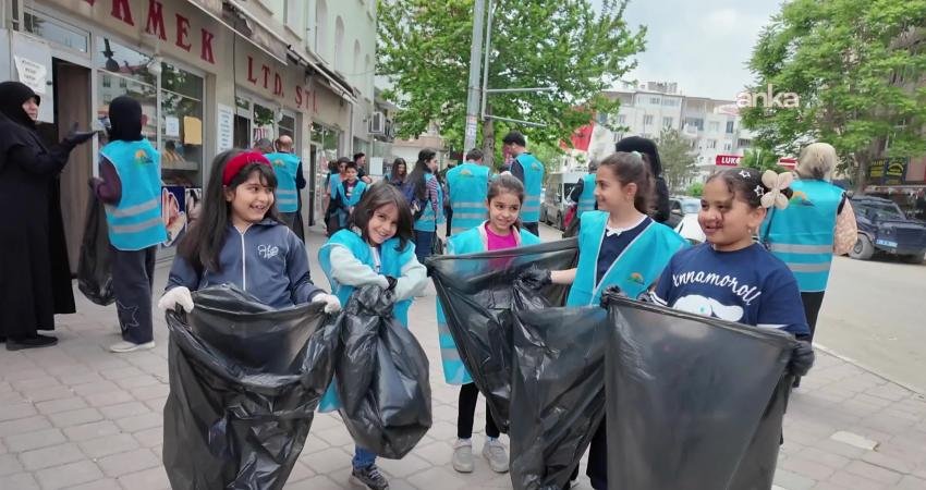 Iğdır'da, Temiz Doğa Platformu üyeleri kentte çevre temizliği çalışması yaptı.