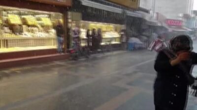 Iğdır’da öğle saatlerinde etkili olan sağanak yağış, kentte günlük yaşamı