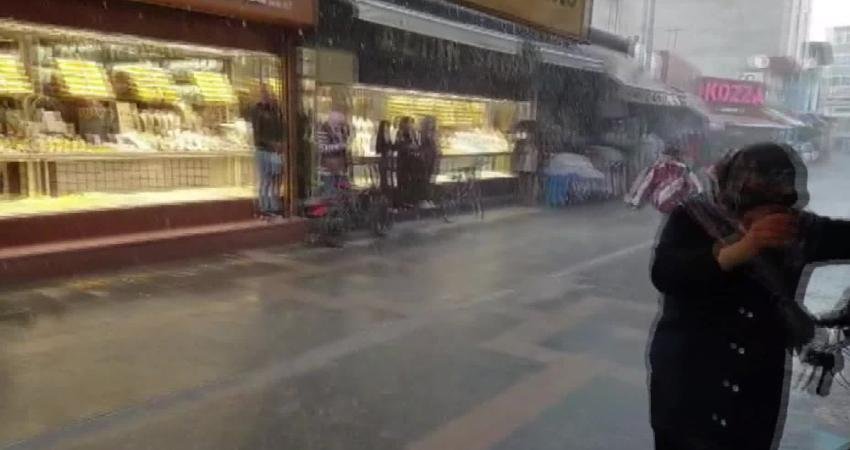 Iğdır’da öğle saatlerinde etkili olan sağanak yağış, kentte günlük yaşamı