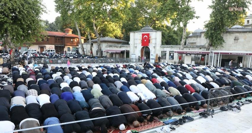 İstanbul’da tarihi camiler bayram namazında doldu taştı İstanbul'daki pek çok tarihi cami gibi Eyüp Sultan Cami de,