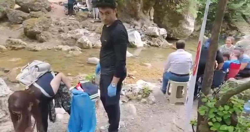 İzmir İtfaiyesi ekipleri, Malta Şelalesi mevkisinde doğa yürüyüşü etkinliği düzenledi.