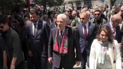 İYİ Parti Genel Başkanı Müsavat Dervişoğlu, Karşıyaka Çarşı’da esnaf ziyaretinde