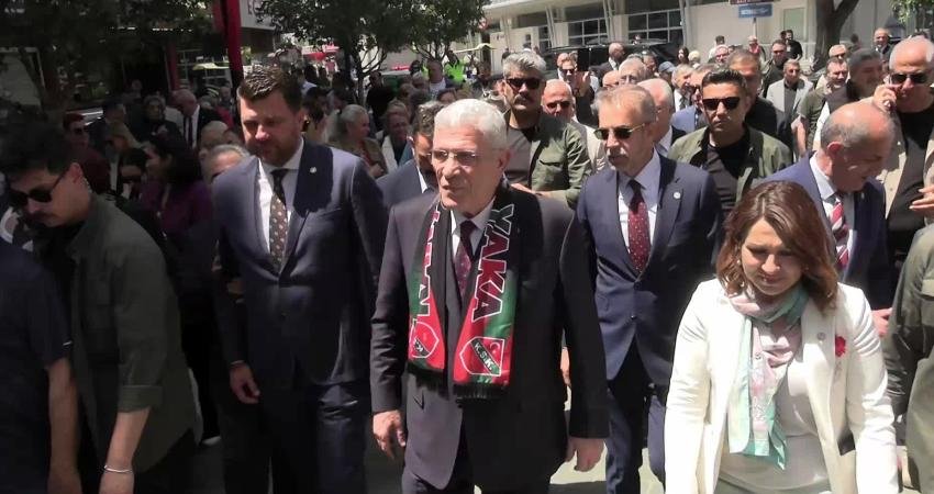 İYİ Parti Genel Başkanı Müsavat Dervişoğlu, Karşıyaka Çarşı’da esnaf ziyaretinde