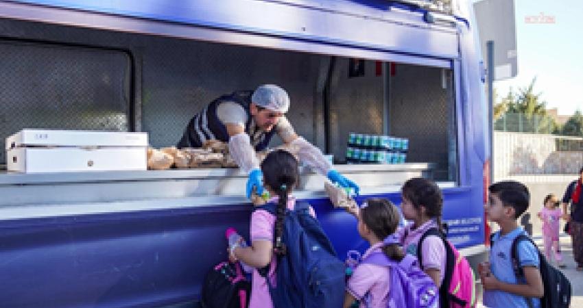 İzmir Büyükşehir Belediyesi, emekliden öğrenciye, anneden afetzedeye yüz binlerce haneye