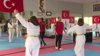 İzmir Büyükşehir Belediyesi’nin kadınlara özel ücretsiz tekvando kursları yoğun ilgi