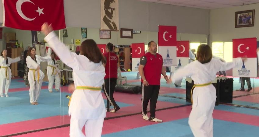 İzmir Büyükşehir Belediyesi’nin kadınlara özel ücretsiz tekvando kursları yoğun ilgi