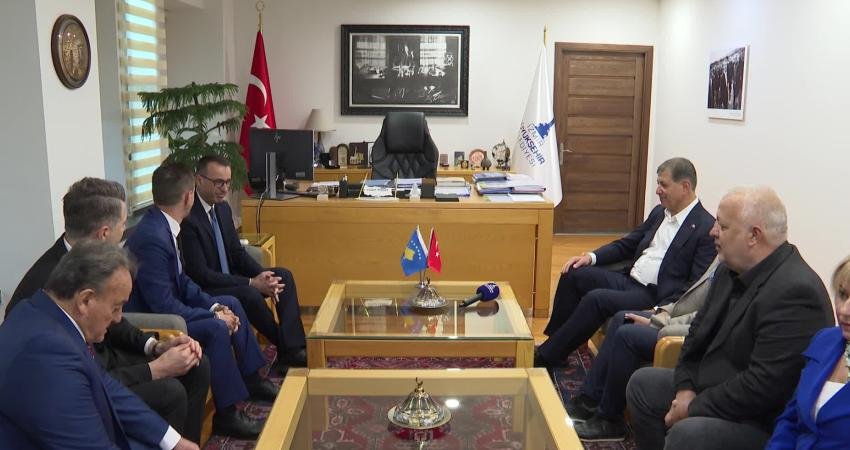 İzmir Büyükşehir Belediye Başkanı Cemil Tugay, Kosova Gençlik ve Spor Bakanı
