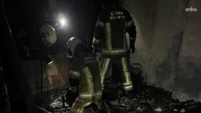 İzmir Konak'ta üç katlı binanın üçüncü katında gece saatlerinde yangın