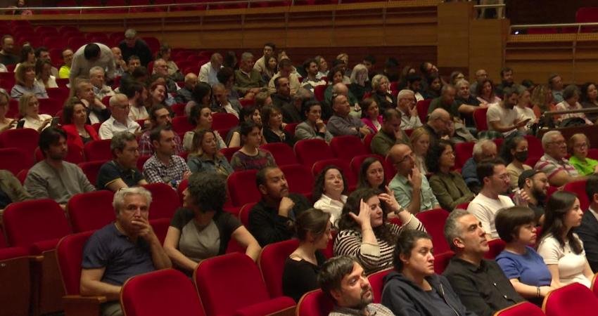 İzmir Büyükşehir Belediyesi Ahmed Adnan Saygun Sanat Merkezi’nde sahne alan