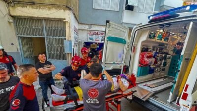 İzmir’in Buca ilçesinde bir binanın çatısından apartman boşluğuna düşerek yaralanan