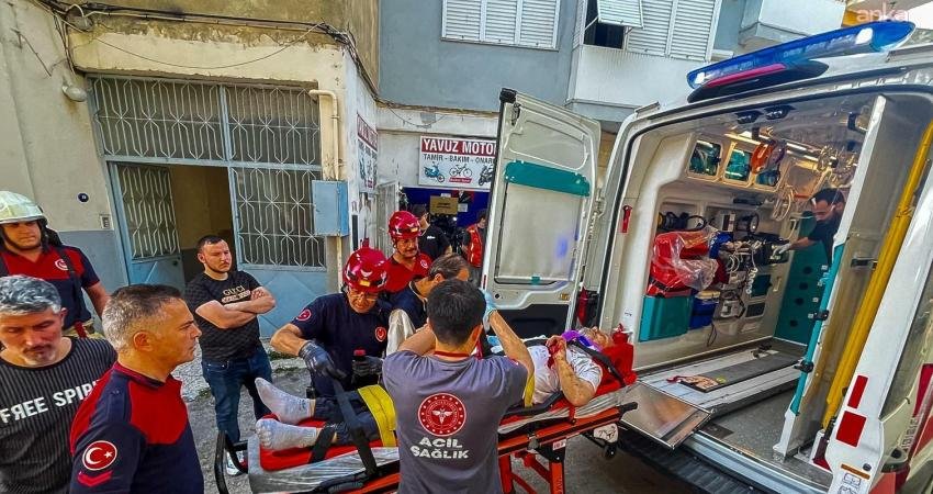 İzmir’in Buca ilçesinde bir binanın çatısından apartman boşluğuna düşerek yaralanan