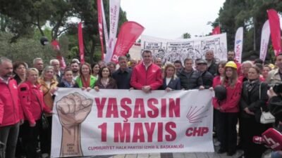 CHP İzmir İl Başkanlığı’nın düzenlediği 1 Mayıs kortejinde binlerce partili,