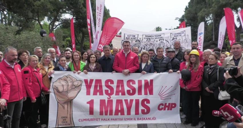 CHP İzmir İl Başkanlığı’nın düzenlediği 1 Mayıs kortejinde binlerce partili,