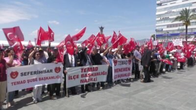 İzmir’de TEMAD tarafından Cumhuriyet Meydanı’nda düzenlenen programda emekli astsubaylar özlük