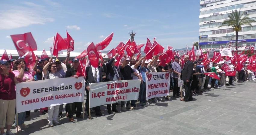 İzmir’de TEMAD tarafından Cumhuriyet Meydanı’nda düzenlenen programda emekli astsubaylar özlük