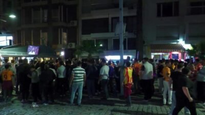 Galatasaray’ın Süper Lig’de şampiyonluğunu ilan etmesinin ardından İzmir’de sarı-kırmızılı taraftarlar,