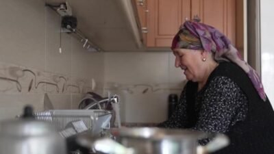 Geçim sıkıntısı yaşayan emeklilere İzmir Büyükşehir Belediyesi destek oldu. Kira,