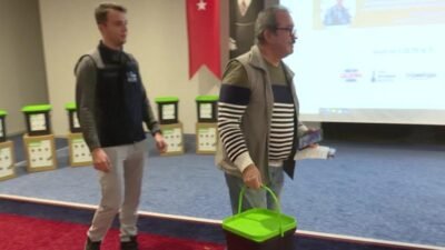 İzmir Büyükşehir Belediyesi’nin bokaşi seti uygulaması kapsamında gönüllü hanelerde biriken