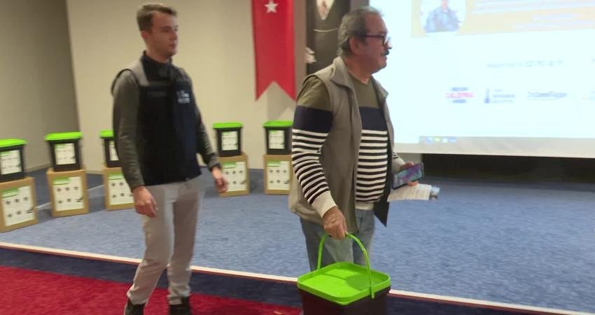 İzmir Büyükşehir Belediyesi’nin bokaşi seti uygulaması kapsamında gönüllü hanelerde biriken