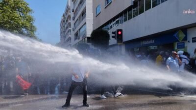 İzmir'de çevik kuvvet ekipleri, Özgür Özel'in miting yapacağı Cumhuriyet Meydanı'nda