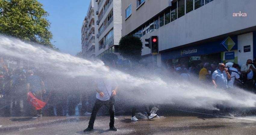 İzmir'de çevik kuvvet ekipleri, Özgür Özel'in miting yapacağı Cumhuriyet Meydanı'nda
