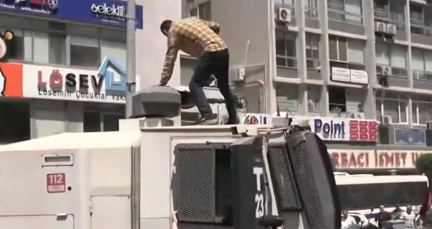 İzmir'de Özgür Özel’in katılımıyla gerçekleştirilen miting öncesinde çıkan olaylarda polis