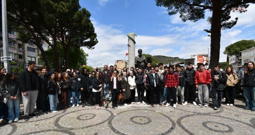 İzmir Büyükşehir Belediyesi üniversite öğrencilerine yönelik kültür gezisi düzenledi. İzmirli
