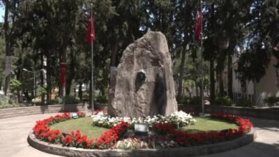 İzmir Büyükşehir Belediyesi tarafından Anneler Günü kapsamında Zübeyde Hanım Anıt