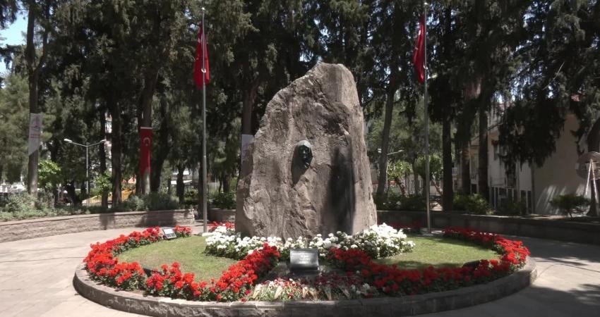 İzmir Büyükşehir Belediyesi tarafından Anneler Günü kapsamında Zübeyde Hanım Anıt