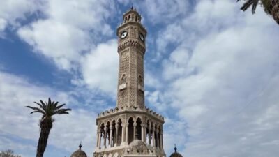 Konak Belediyesi’nin Kültürel Miras Gezileri'ne katılan kent sakinleri, ilçenin tarihi