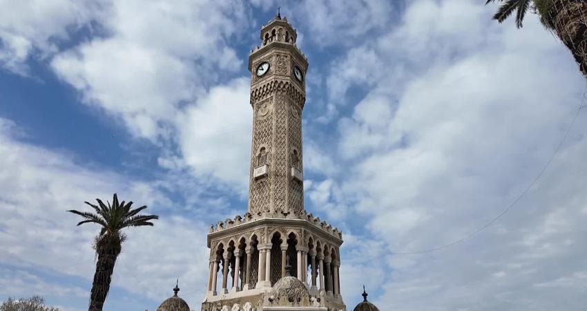 Konak Belediyesi’nin Kültürel Miras Gezileri'ne katılan kent sakinleri, ilçenin tarihi