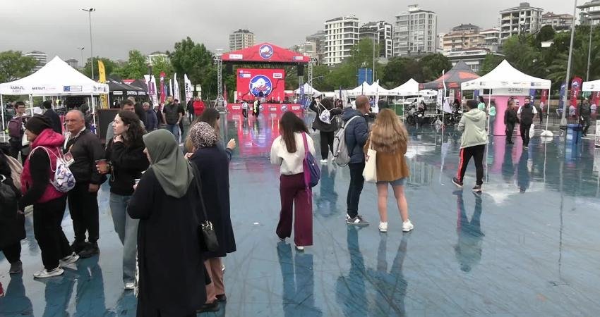 Kadıköy’de binlerce sporcu aynı parkurda buluştu Kadıköy Belediyesi’nin düzenlediği Cadde 10K, Cadde 21K ve Çocuk Koşusu