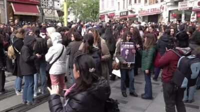 Bir grup kadın akşam saatlerinde Karaköy'den Eminönü'ne insan zinciri halinde