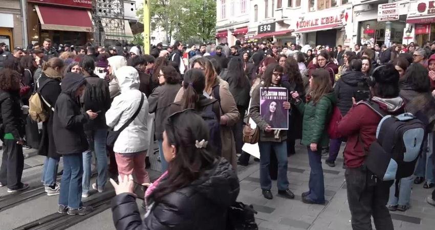 Bir grup kadın akşam saatlerinde Karaköy'den Eminönü'ne insan zinciri halinde