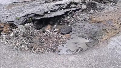 Osmaniye’nin Kadirli ilçesine bağlı Aşağıbozkuyu Köyü’nde etkili olan dolu ve